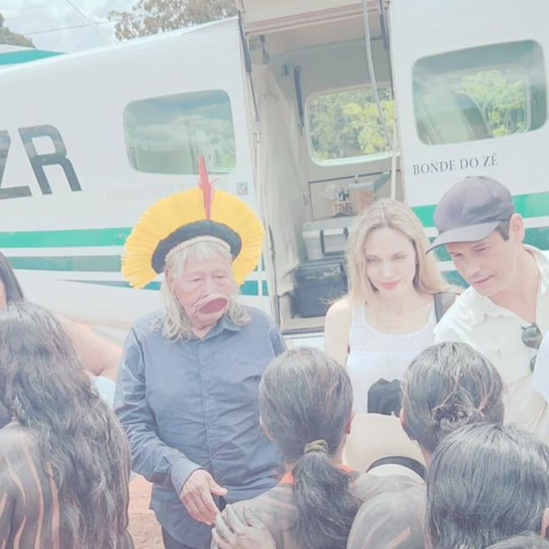 Angelina Jolie está no Brasil visitando aldeia indígena; veja fotos 