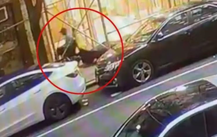 Homem de cadeira de rodas é flagrado arrastando corpo de mulher para lixeira