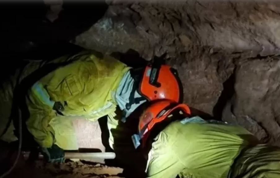 Gruta desaba e soterra bombeiros durante treino; 9 pessoas estão desaparecidas 