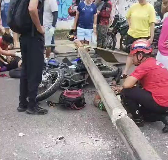 Vídeo: Homens quase são esmagados após poste desabar sobre moto na Ponta Negra 