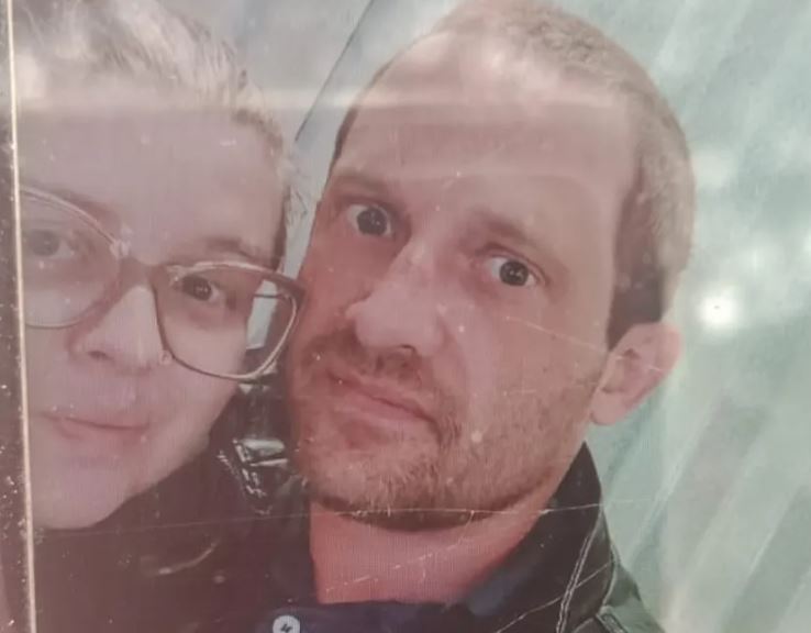 Pai encontra filha morta com terço e pedaço de Bíblia na mão após receber confissão de genro