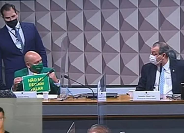 Luciano Hang irrita senadores ao mostrar plaquinhas na CPI da Covid