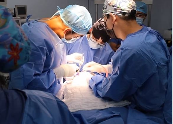 Mulher tem mais de 150 larvas de mosca retiradas da boca, no Peru