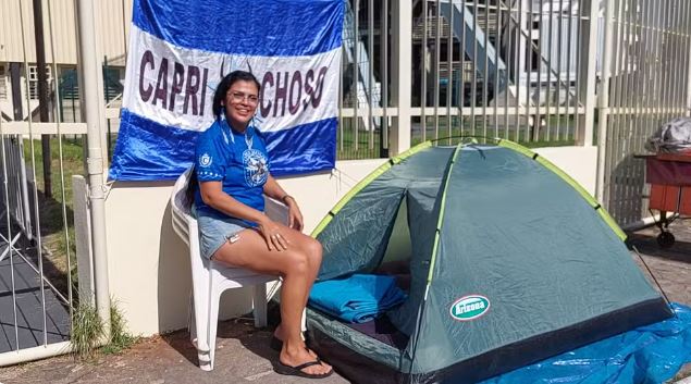 Após grave acidente, torcedora do Caprichoso mantém tradição de ser a 1ª a chegar no bumbódromo