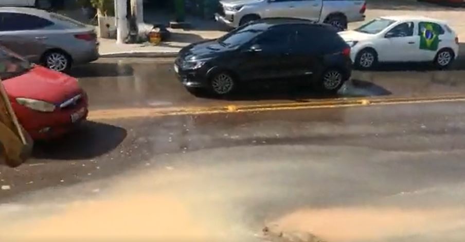 Vazamento em rede de distribuição de água deixa trânsito caótico em avenida de Manaus