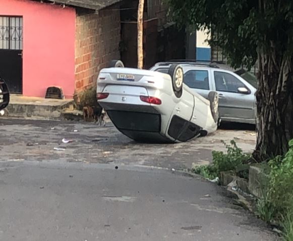 Assaltantes trocam tiros com a PM e capotam carro durante perseguição em Manaus