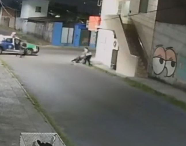 Vídeo: Mulher reage a assalto e arranca criminoso de motocicleta em Manaus