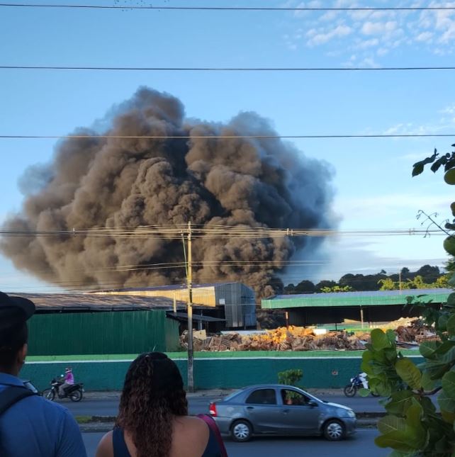Incêndio destrói empresa de reciclagem no Distrito Industrial em Manaus
