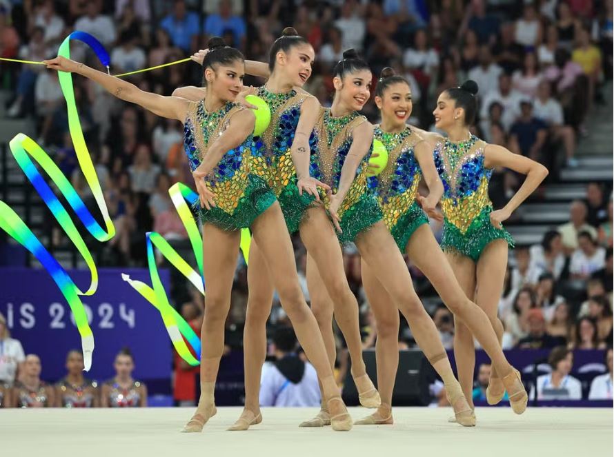 Brasil é eliminado na ginástica rítmica após Victoria se lesionar e sair carregada 