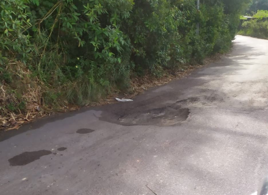 Crateras provocam acidentes e prejuízos a moradores de comunidade em Manaus