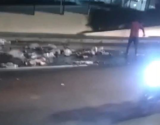 Carga de cerveja cai na Av. das Torres e populares se arriscam entre carros para pegar bebida