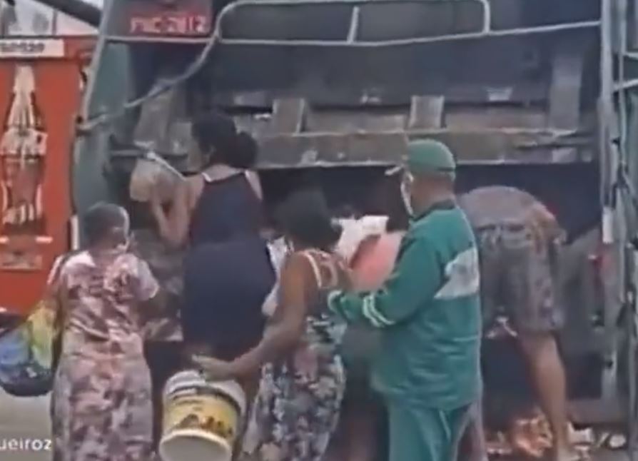 Vídeo choca ao mostrar brasileiros catando comida em caminhão de lixo para sobreviver