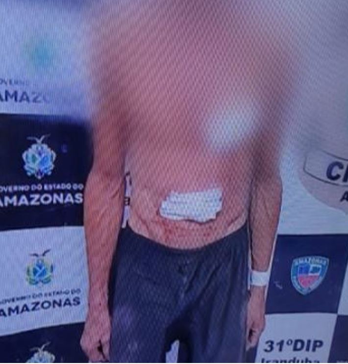 Homem esfaqueia esposa e crianças e ateia fogo em casa com família dentro no Amazonas