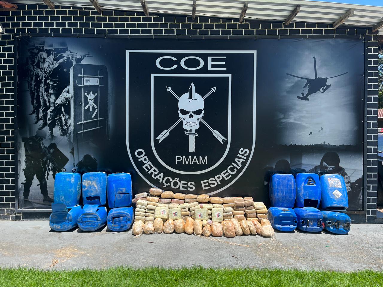 Galões de combustíveis recheados com 260 Kg de drogas são apreendidos no Rio Negro