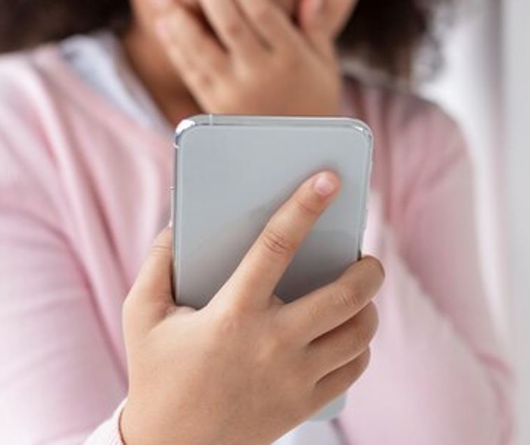 Marido esfrega celular no rosto de esposa até sangrar durante crise de ciúmes