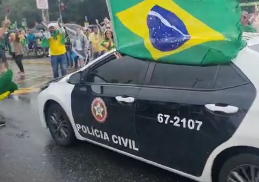 Policial civil é suspenso por apoiar e usar viatura em ato antidemocrático