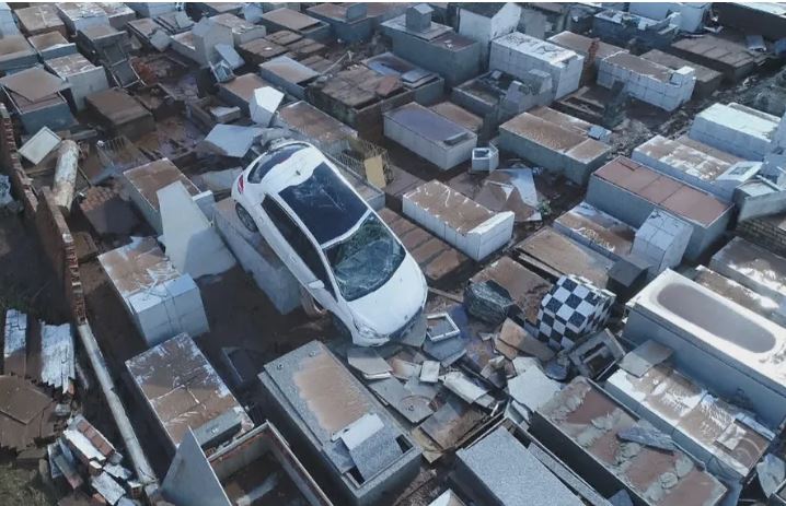 Carro é achado sobre túmulos depois de ser arremessado durante ciclone extratropical no RS