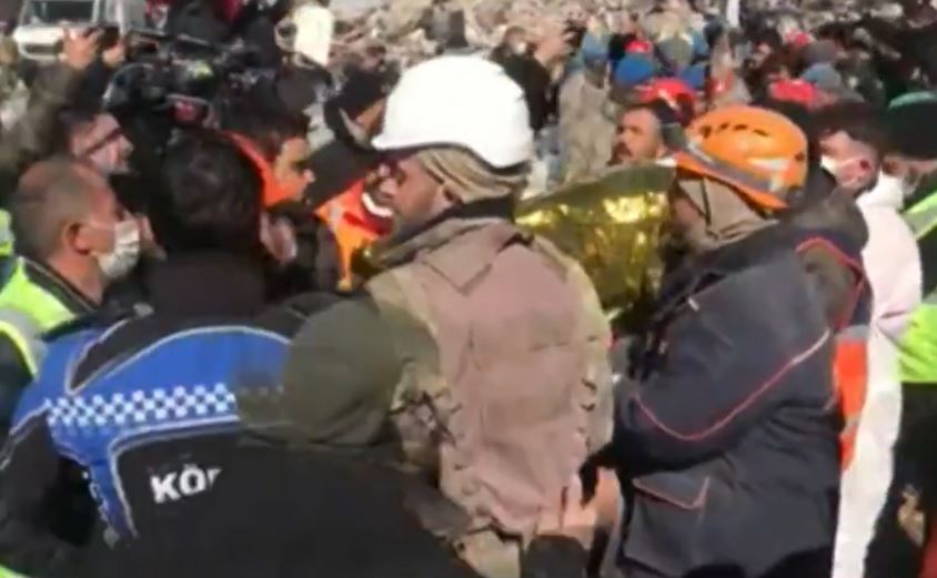 Adolescente é resgatada viva após passar 10 dias sob escombros de prédio na Turquia