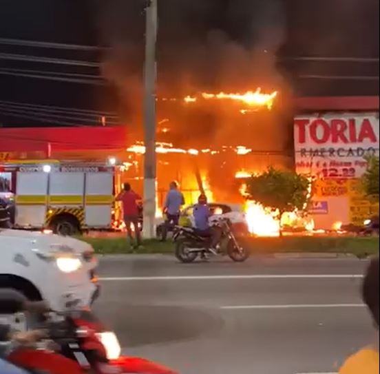 Incêndio atinge Supermercado Vitória na Av. Torquato Tapajós