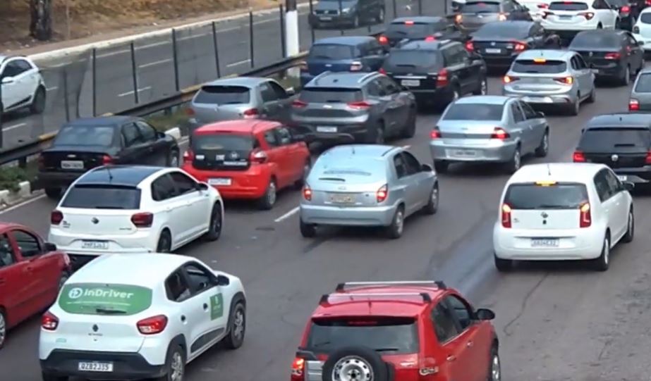 Apoiadores de Bolsonaro voltam a protestar e travar trânsito em Manaus