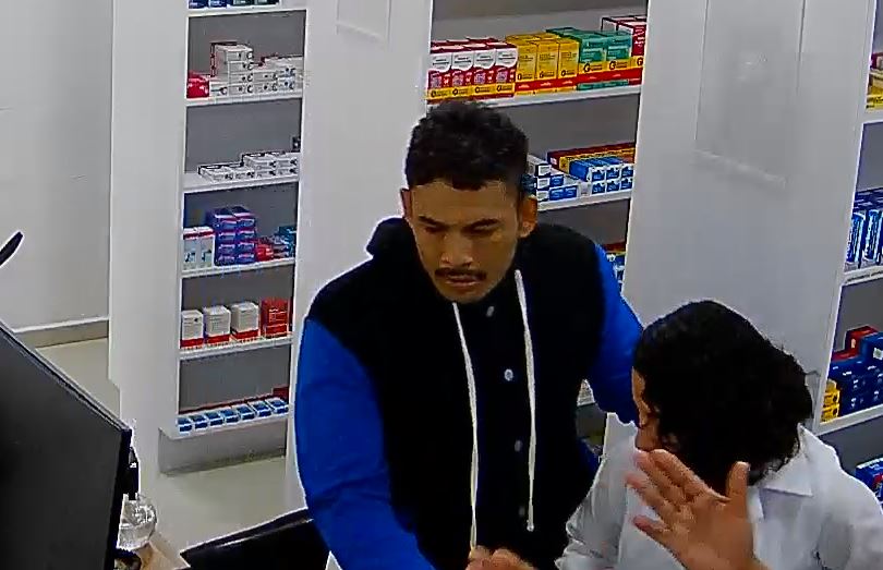 Homem invade drogaria e agride funcionárias durante assalto em Manaus, veja vídeo