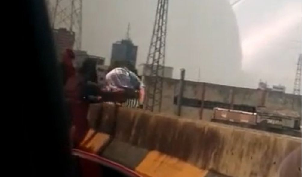 Vídeo mostra homem pulando de ponte para fugir de policiais em Manaus