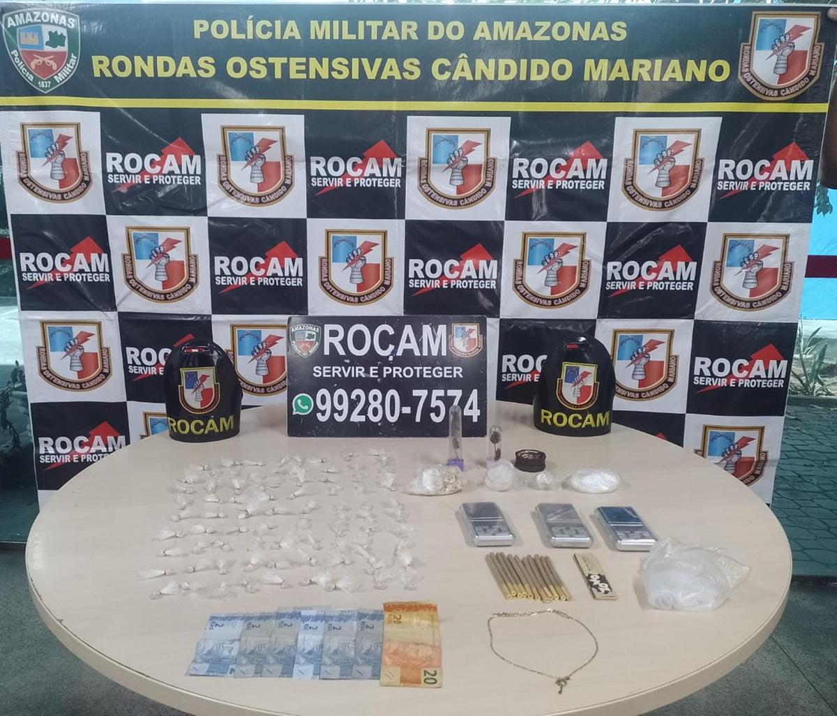 Mãe e filho são presos com drogas escondidas em lixeira de casa em Manaus