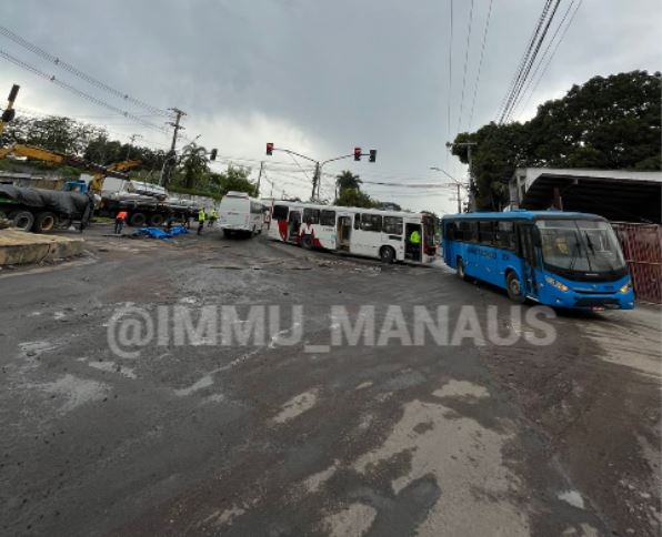 Ônibus fica atolado ao tentar desviar de carga de ferro espalhada em avenida de Manaus