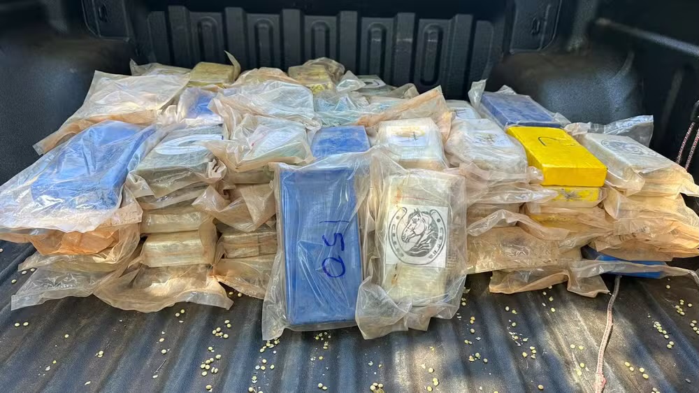 Motorista é preso transportando 102 kg de crack e cocaína em caminhão