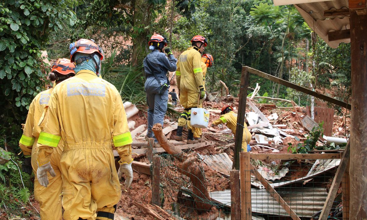 Bombeiros buscam por 6 desaparecidos dos temporais de SP, 59 mortes já foram confirmadas