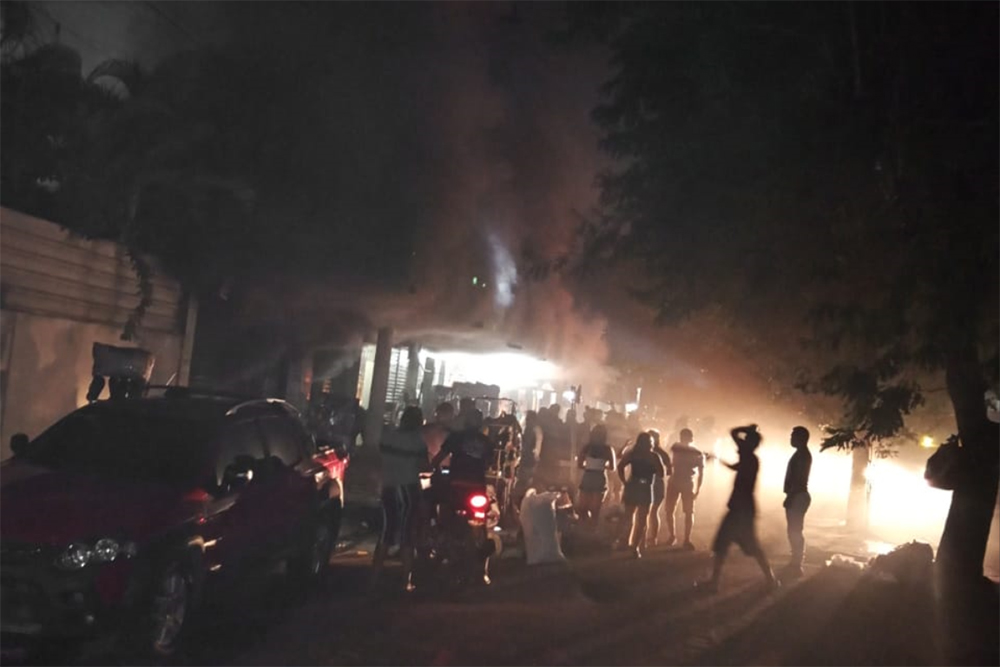 Pânico: moradores lutam por 8h para apagar incêndio em loja no Amazonas