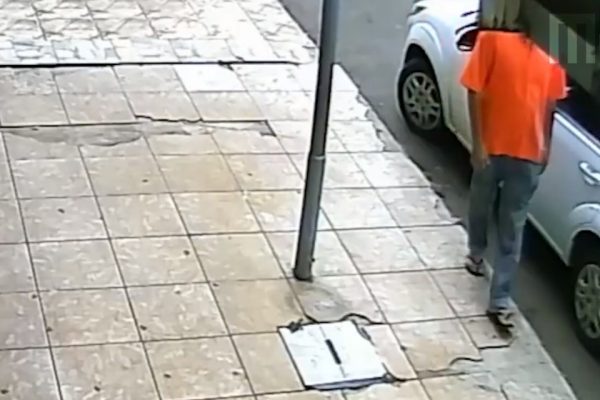 Homem com Covid é preso ao ser flagrado contaminando maçanetas de carro