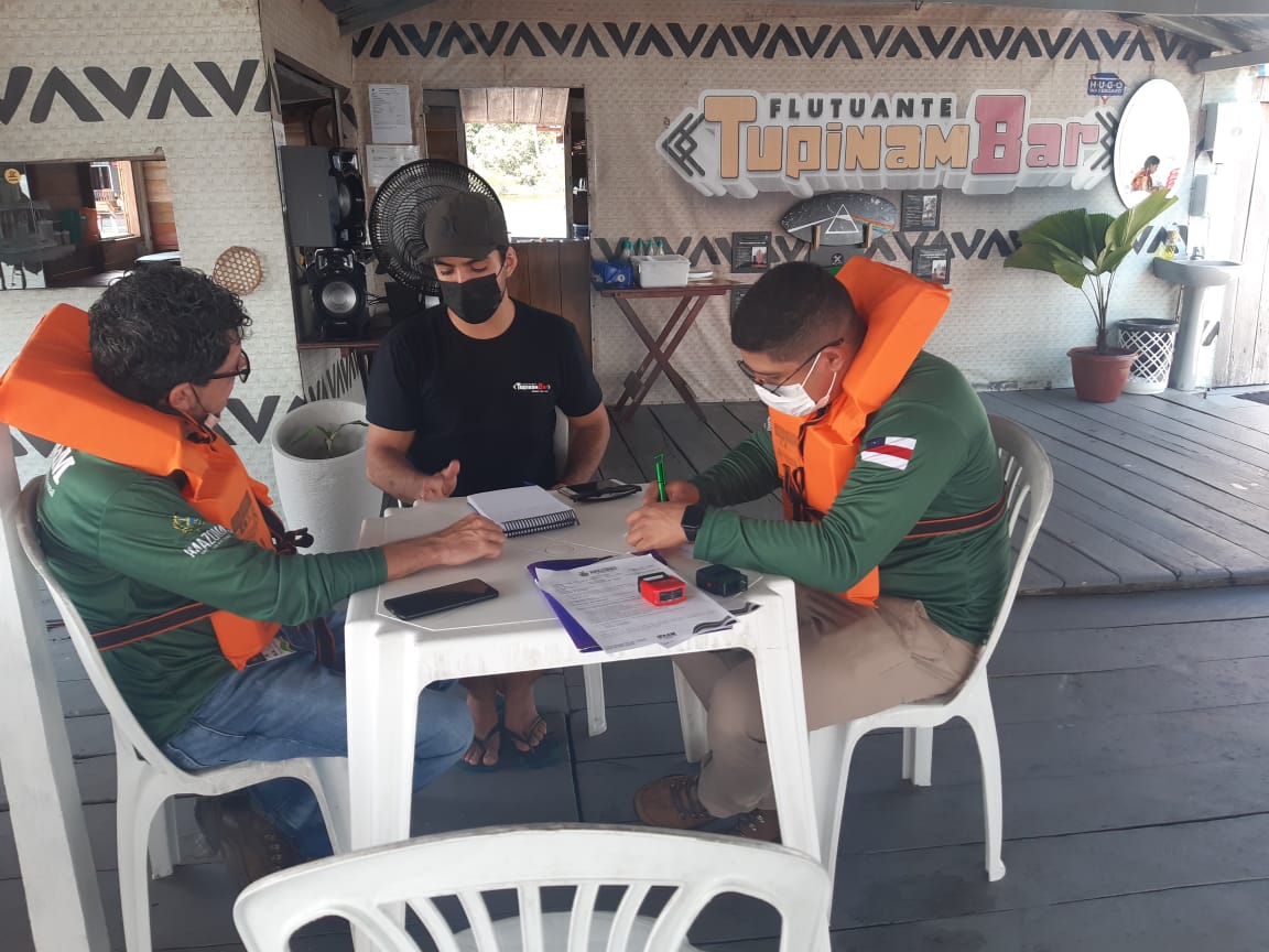 Flutuantes são notificados por poluição na bacia do Tarumã, em Manaus