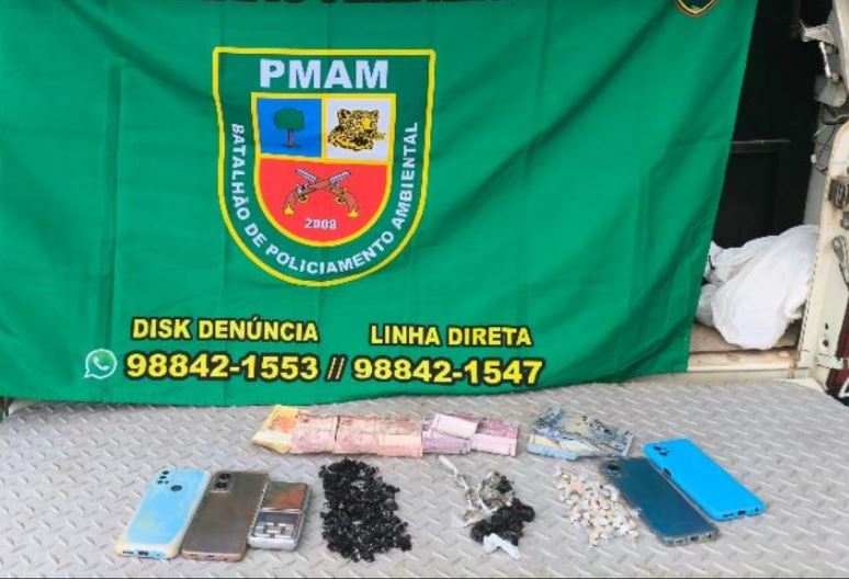Mulher tenta fugir da polícia, mas cai e acaba presa com drogas e dinheiro na AM-010