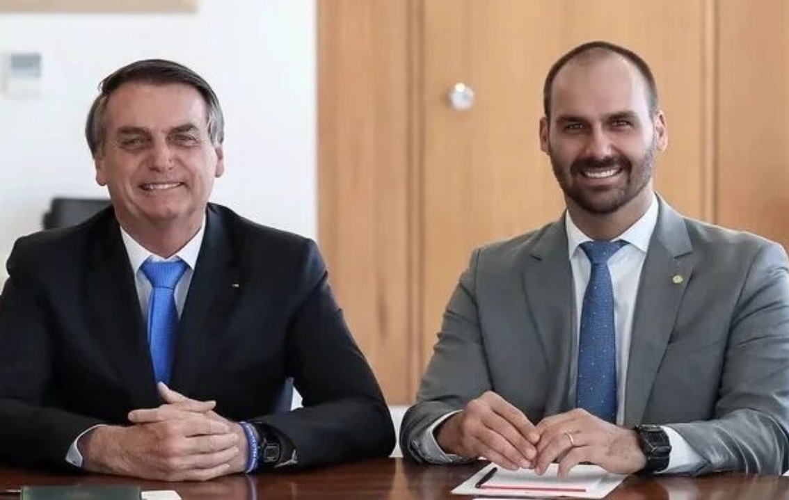 PF indicia Jair e Eduardo Bolsonaro por coação na ação sobre tentativa de golpe