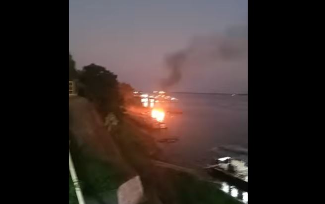 Balsa explode em porto no Amazonas e moradores buscam por vítimas; vídeo