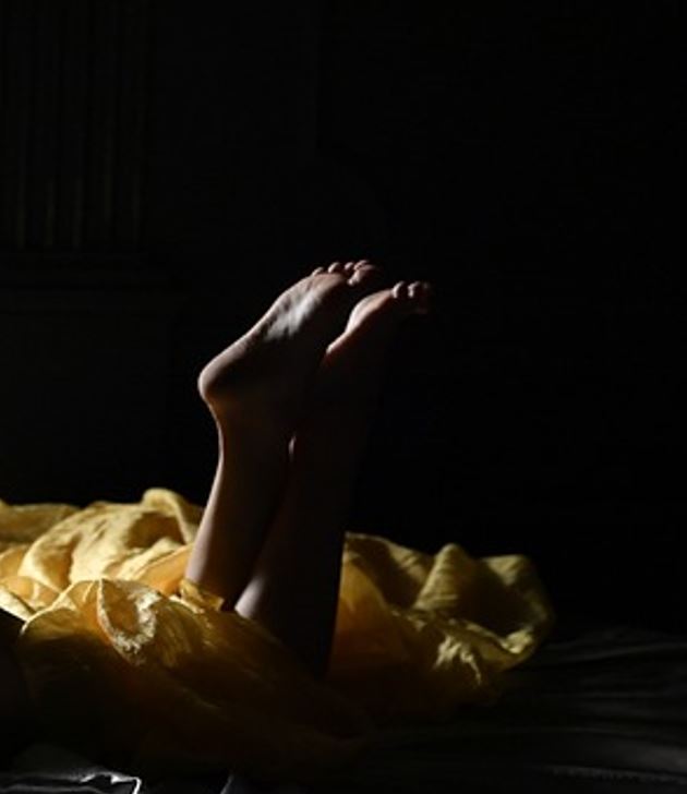 Jovem apresenta namorada aos pais e fica em choque ao descobrir que ela fez sexo a 4 com eles 