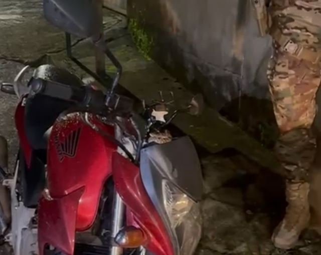 Homem leva susto ao encontrar jararaca em cima de moto