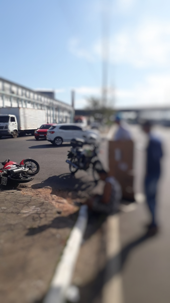 Motociclista vai parar no hospital ao ser atropelado por carro em avenida de Manaus