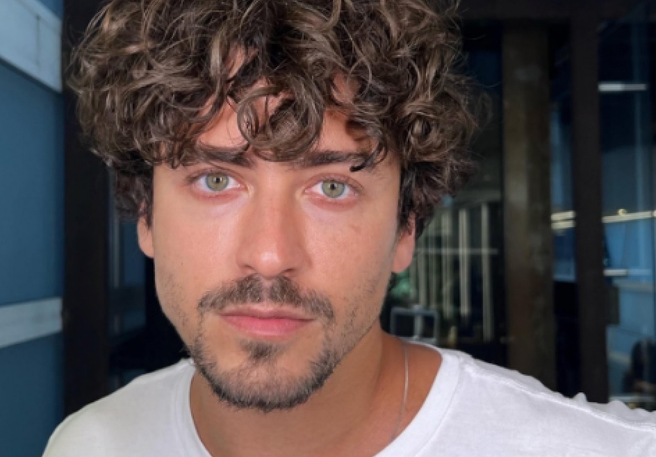 Jesuíta Barbosa diz ter sido agredido por namorado e apaga post em seguida