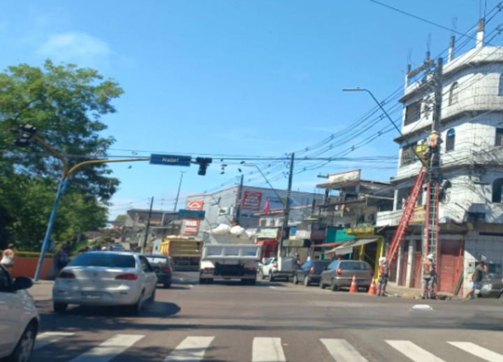 Manutenção em rede elétrica deixa semáforos inoperantes em avenida de Manaus