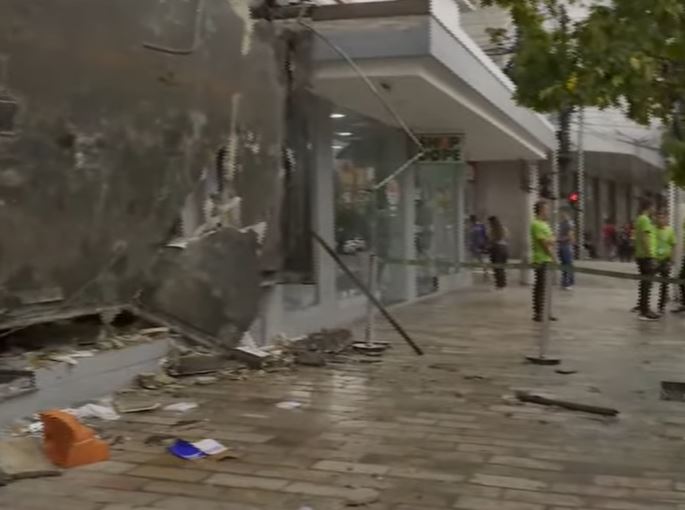 Shop do Pé é saqueada em Manaus durante forte chuva