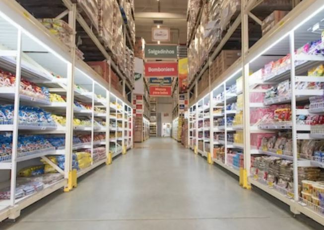 Supermercado abre 107 vagas de emprego para maiores de 60 anos em Manaus