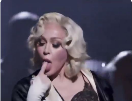 Madonna protagoniza cenas picantes em show em Copacabana