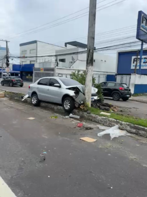 Carro invade canteiro central e fica destruído ao colidir com poste na Av. André Araújo