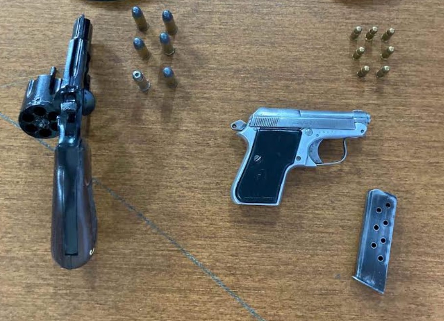 Mulher pula de carro para fugir de ex e agressor é preso com armas em Manaus