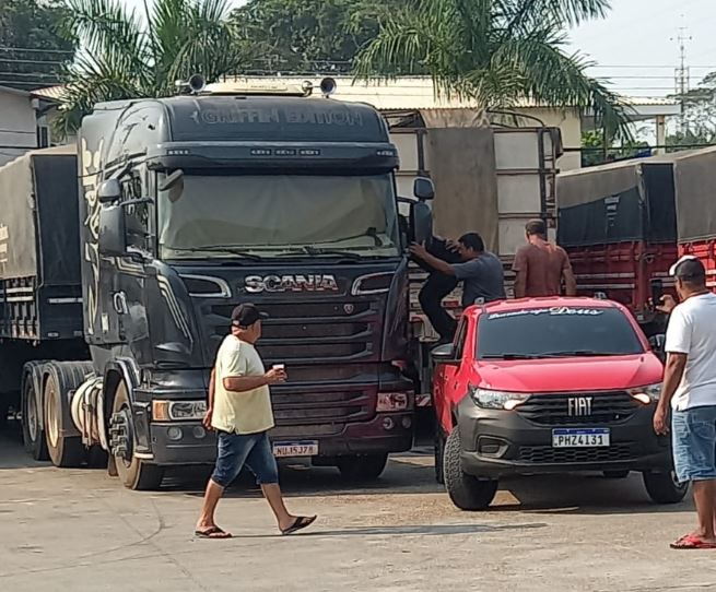 Motorista é encontrado morto dentro de caminhão na AM-010