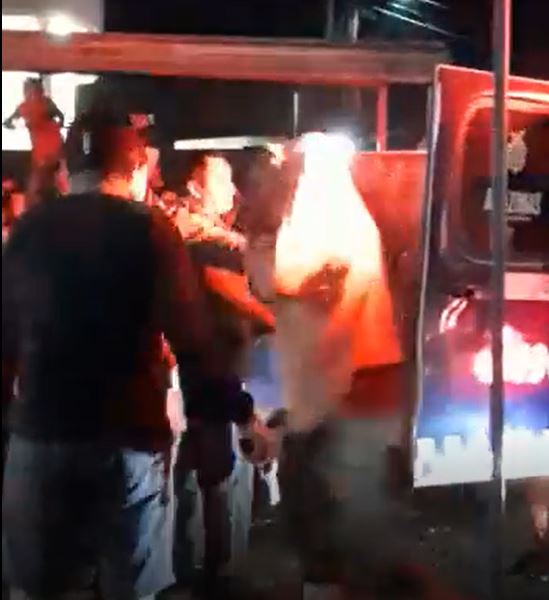 População cerca delegacia e ameaça linchar suspeito de estuprar 3 crianças no Amazonas