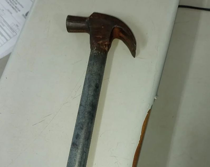 Irmãos são presos suspeitos de usarem martelo para assaltar mulher no Amazonas