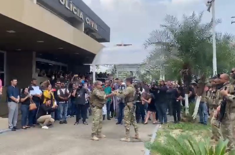 Autoridades e amigos homenageiam delegado Aldeney Goes em Manaus